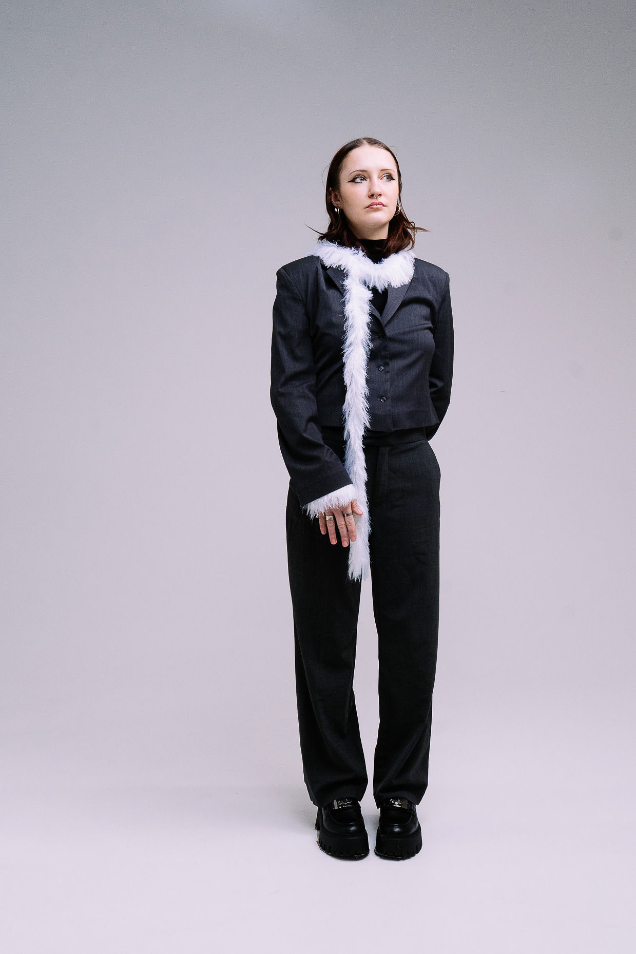 Faux Fur Scarf with Hand Warmers – White - Vorschau 2